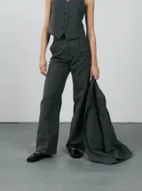 Pantalón de vestir gris con estampado de cuadros, corte recto y tiro alto.