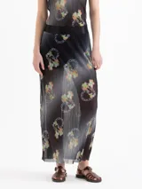 Pollera larga de mesh plisada, color negro con estampado de corazones formados por cadenas, con forrería interna y cintura elástica satinada.