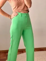 Pantalón de vestir color verde neón, de corte recto y con aberturas en el ruedo.