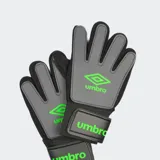Guantes de golero Umbro, color gris y negro con logo verde neón.