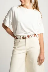 Remera blanca de viscosa con calce holgado.