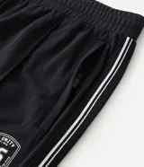 Pantalón deportivo color bordó con rayas blancas laterales, cintura elástica con cordón ajustable, bolsillos laterales y logo pequeño en el muslo.