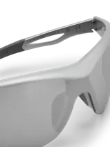 Lentes de sol deportivos tipo máscara con armazón plateado y cristales espejados plateados, de diseño envolvente y moderno.