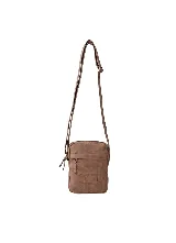 Bolso bandolera Rip Curl de color marrón, confeccionado en material sintético con textura efecto cuero gastado. Cuenta con un compartimento principal con cierre, un bolsillo frontal con cierre y solapa decorativa, correa ajustable para el hombro y un parche frontal grabado con el logo de la marca.