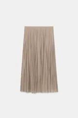 Falda midi de tiro medio de la colección ZARA Woman, confeccionada en mezcla de lyocell con acabado fluido y bajo en línea evasé. Cuenta con forro interior a tono y cierre lateral con cremallera oculta.