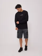 Sweater color arena con logo Rusty estampado en el pecho, de corte regular fit.