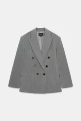 Blazer oversize de corte recto con cuello solapa, manga larga con hombreras y cierre frontal cruzado con botones. Presenta diseño de raya diplomática, bolsillos delanteros y forro interior.