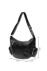 Bandolera negra de cuero sintético con correa ajustable y dos bolsillos laterales con cierre.