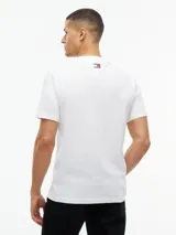 Remera blanca de manga corta y cuello redondo, confeccionada en puro algodón. Cuenta con un diseño de corte regular y un gráfico frontal que combina el logotipo de Tommy Hilfiger y el equipo Cadillac Formula 1.