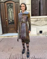 Tapado rojo de lana merino afieltrada, corte recto con lazos para ajustar en la cintura y cuello alto con posibilidad de cruzar los lazos alrededor. Tiene bolsillos laterales.