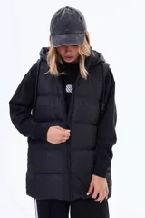 Chaleco puffer largo de color negro, con cierre frontal completo, capucha ajustable con cordones y bolsillos laterales. Diseño acolchado con costuras horizontales.