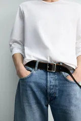 Camiseta de manga larga color gris jaspeado, corte regular fit y cuello redondo con acabado en rib.