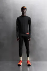 Calzas deportivas largas negras de tejido técnico elástico en cuatro direcciones. Cuentan con cintura elástica ajustable con cordón interior, bolsillos laterales elásticos en la cadera y bolsillo trasero con cierre de cremallera.