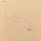 Gargantilla de plata 925 con dije de corazón con circonia y cadena de eslabones.