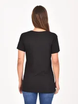 Remera negra de manga corta con cuello en V.