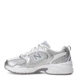Championes New Balance 530 de estilo retro running, confeccionados con malla transpirable blanca y detalles metalizados en tono plateado. Cuentan con la icónica letra "N" en los laterales, suela amortiguada y cordones blancos.
