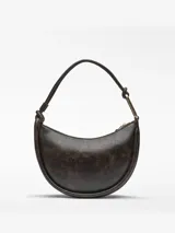 Bolso de hombro Adolfo Dominguez modelo Luna, con diseño de media luna y textura craquelada. Cuenta con un compartimento principal con cierre de cremallera, bolsillo interior, asa corta tubular con detalle metálico y logo grabado en el frente.