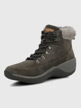 Bota de estilo montañista color gris oscuro, confeccionada en gamuza con detalles de piel sintética en el cuello. Presenta cierre mediante cordones con ganchos metálicos, suela de goma con tecnología Spinal Flex para mejorar la postura y punta redonda.