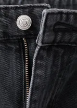 Jeans de tiro medio y corte recto en color gris oscuro con efecto lavado, diseño de cinco bolsillos y trabillas para cinturón.