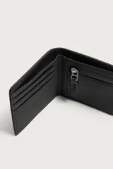 Billetera de acabado engomado en color negro, con cierre de goma elástica vertical.