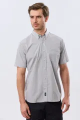 Camisa sport celeste de manga corta con cuello abotonado y bolsillo frontal en el pecho.