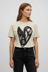 Remera de algodón con cuello redondo a la base y mangas cortas. Presenta un diseño holgado con estampado frontal en forma de estrella que incluye la frase The Rockstar.