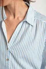 Blusa de manga corta con estampado de rayas verticales celestes y blancas, cuello camisero, escote en V y cierre frontal con botones.