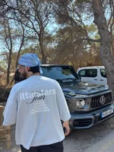 Remera celeste de corte recto con estampado en la espalda que incluye el texto "Itta Stars Tour" y una lista de ciudades: Ibiza, Madrid, Andorra, Barcelona y Formentera.