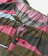 Blusa con estampado abstracto en tonos rosa, marrón, gris y celeste. Tiene escote con volados y lazo ajustable.