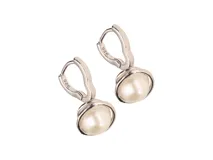 Par de caravanas colgantes de plata 925 con perlas blancas. Cierre a presión. Largo total: 1.8cm.