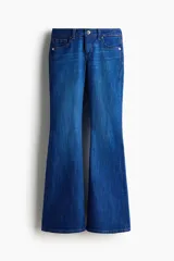 Pantalón jean de denim azul elastizado, de tiro bajo y corte ajustado con botamanga acampanada. Presenta diseño clásico de cinco bolsillos y cierre frontal con botón y cremallera.