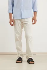 Pantalón de corte recto, color azul marino, confeccionado en 50% algodón y 50% lino.