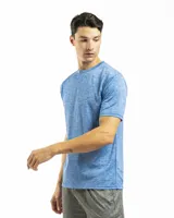 Remera deportiva de manga corta y cuello redondo, color azul jaspeado, con un pequeño logo bordado en el pecho.