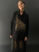 Blazer negro de paño 100% lana con estampado abstracto color cobre, bolsillos laterales y terminación al tallo vivo.