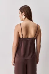 Top negro de breteles finos con escote en V y diseño minimalista, confeccionado en tela fluida y suave.
