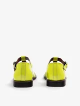 Sandalias tipo guillermina Bliss de cuero charol color amarillo, con capellada entretejida, tira en T y cierre de hebilla lateral. Posee suela plana y taco bajo.