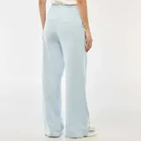 Pantalón de jogging de corte amplio y tiro medio, confeccionado en algodón de color celeste. Presenta cintura elástica con cordón de ajuste y bolsillos laterales.