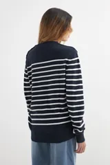 Sweater de punto a rayas horizontales en azul marino y blanco, con cuello redondo y mangas largas. Presenta un diseño clásico y versátil.