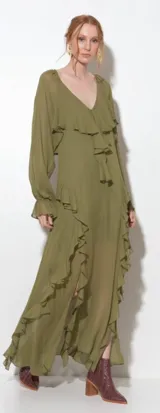 Vestido largo de gasa color verde oliva, con escote en V, mangas largas con puños elásticos y volados decorativos que recorren el frente y la falda.
