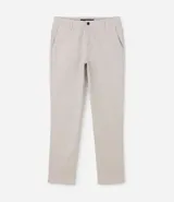 Pantalón de vestir para hombre, color beige claro, de corte slim y sastrería. Presenta cierre frontal con botón y cremallera, y bolsillos laterales y traseros.