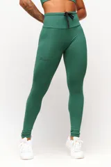 Calza deportiva larga color verde con cintura alta y cordón ajustable.