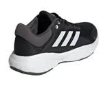 Championes de running Adidas Response, color negro con las icónicas tres tiras laterales en blanco y suela con tecnología Bounce para mayor amortiguación.
