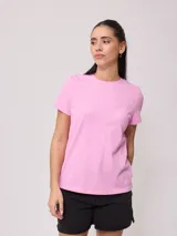 Remera de algodón de corte regular, con cuello redondo y mangas cortas, en color rosado.