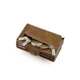 Billetera delgada de cuero sintético color marrón claro, con textura envejecida y costuras visibles. Presenta un mecanismo de eyección de tarjetas y un cierre a presión lateral.