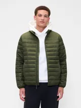 Campera puffer de diseño ligero, color verde militar, con cierre frontal completo y cuello alto. Presenta un acabado acolchado horizontal y puños elásticos.