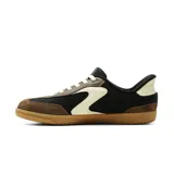 Championes Skechers modelo Slip-ins Hotshot Everyday Ease de estilo court, con capellada de nailon negro y revestimientos de gamuza marrón, detalles en color marfil y suela de goma caramelo.