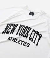 Remera de hombre con corte boxy, confeccionada en tejido mesh (malla) blanco, con cuello en V y estampa arqueada en negro que dice "NEW YORK CITY ATHLETICS".
