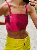 Top corto estilo corset o bandeau, color dorado metálico, con tirantes anchos ajustables.