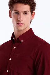 Camisa de manga larga confeccionada en corderoy, con cuello abotonado, cierre frontal con botones y bolsillo en el pecho con logo bordado.