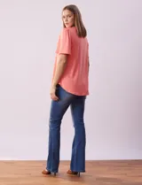 Blusa blanca de tejido piqué, marca Ruby Rd. Cuello a la base y escote en V. Manga corta amplia.